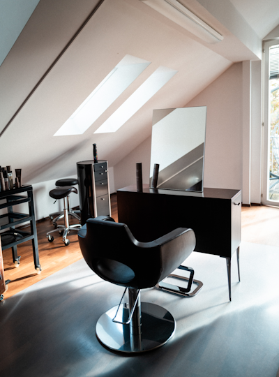 Über uns_Estilo Hairlounge Heilbronn_Bedienstuhl Salon Über uns_Estilo Hairlounge Heilbronn_Bedienstuhl Salon