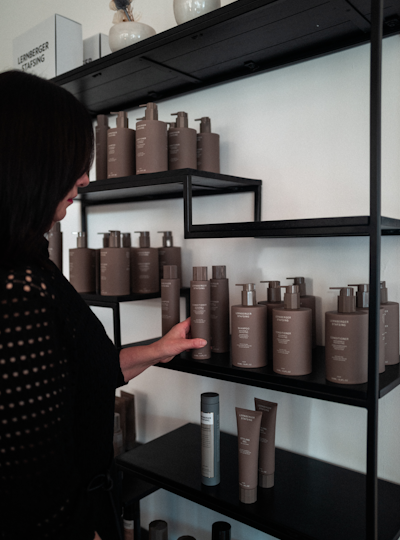 Über uns_Estilo Hairlounge Heilbronn_Produktregal Über uns_Estilo Hairlounge Heilbronn_Produktregal